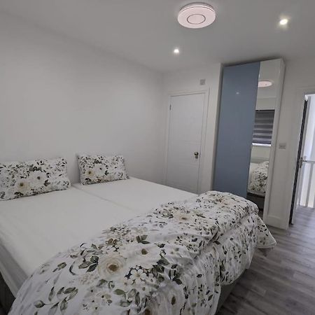 Beautiful 3 Bedroom House In London -Ensuite Bed Room Τουίκενχαμ Εξωτερικό φωτογραφία