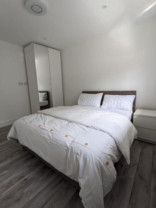 Beautiful 3 Bedroom House In London -Ensuite Bed Room Τουίκενχαμ Εξωτερικό φωτογραφία