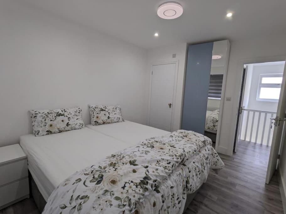 Beautiful 3 Bedroom House In London -Ensuite Bed Room Τουίκενχαμ Εξωτερικό φωτογραφία
