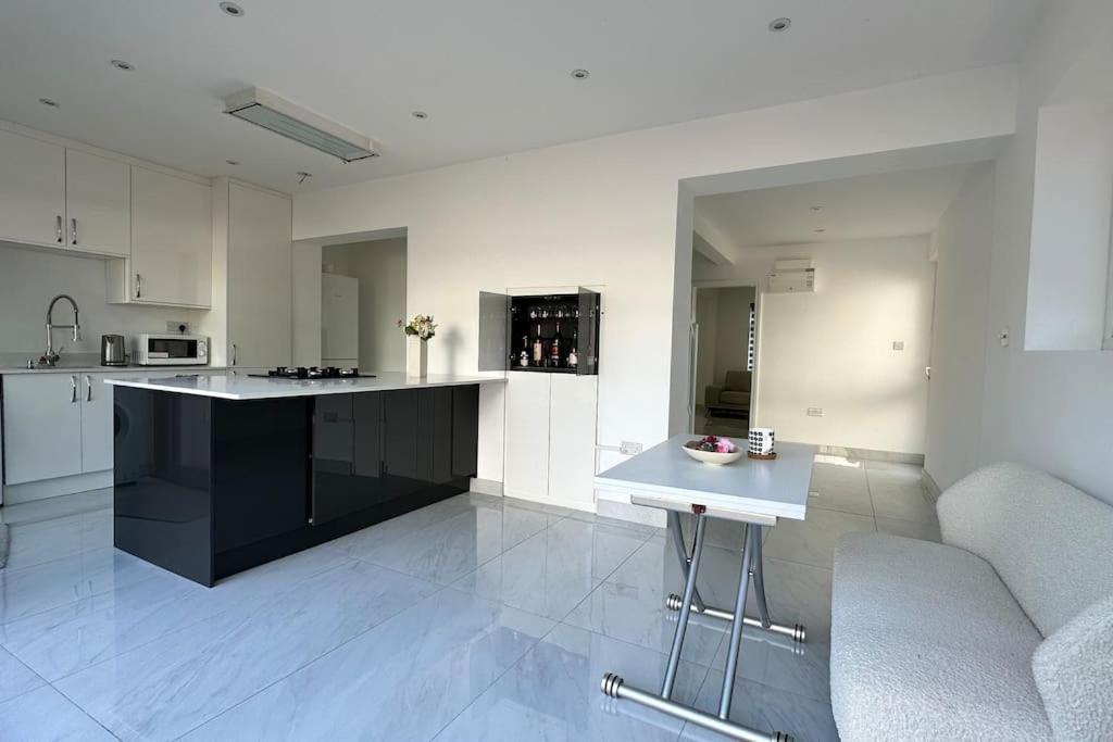 Beautiful 3 Bedroom House In London -Ensuite Bed Room Τουίκενχαμ Εξωτερικό φωτογραφία